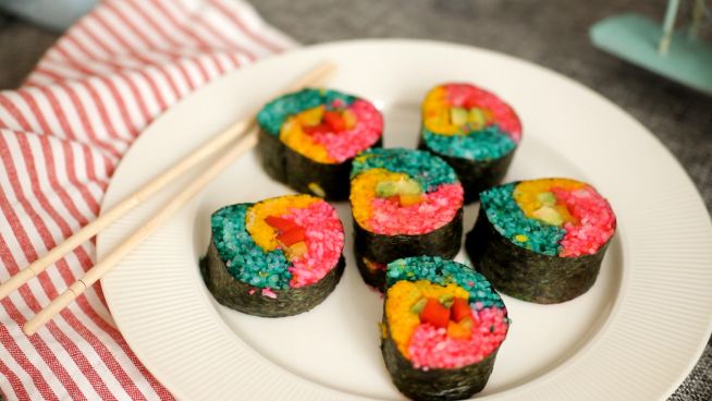 Wie machst du regenbogenfarbene Sushi?