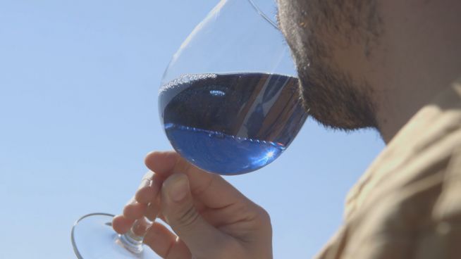 Schon mal blauen Wein getrunken?