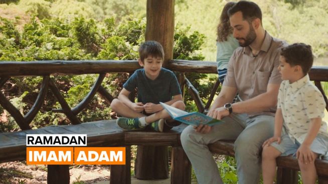 Imam Adam erklärt Kindern den Ramadan