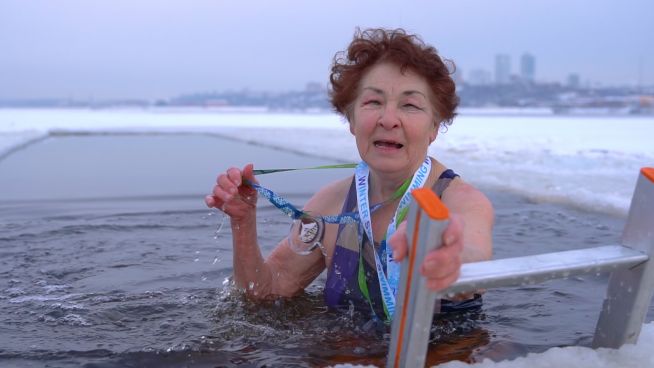 Diese 83-jährige Eisschwimmerin ist cooler als das Wasser