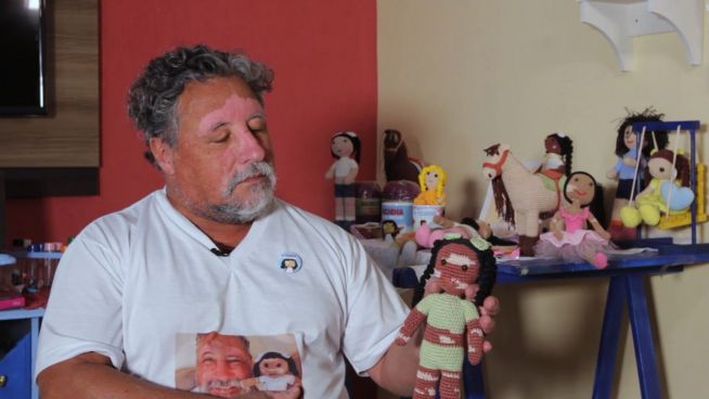 Local Heroes: Großvater häkelt einzigartige Puppen mit Vitiligo